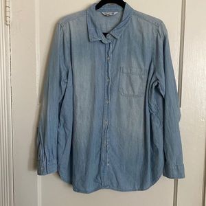 Old Navy Light Wash Chambray Button Up Top in XL